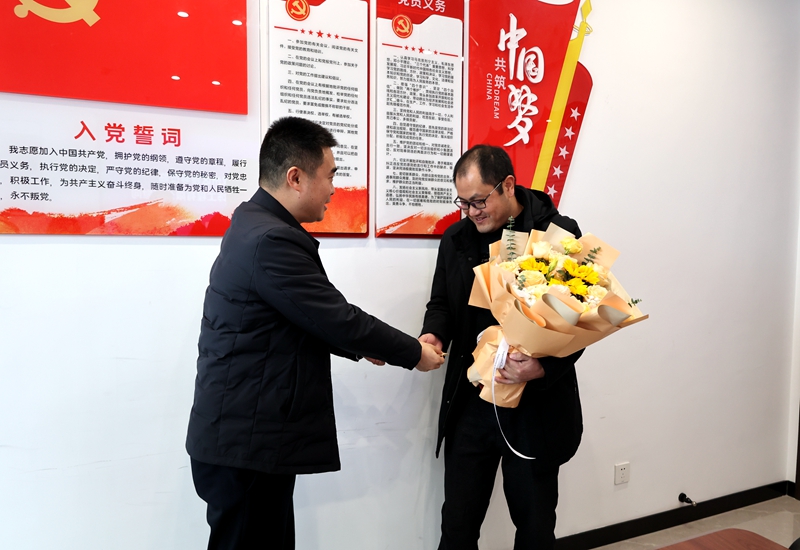 翠屏區(qū)領(lǐng)導(dǎo)慰問高級(jí)人才.JPG