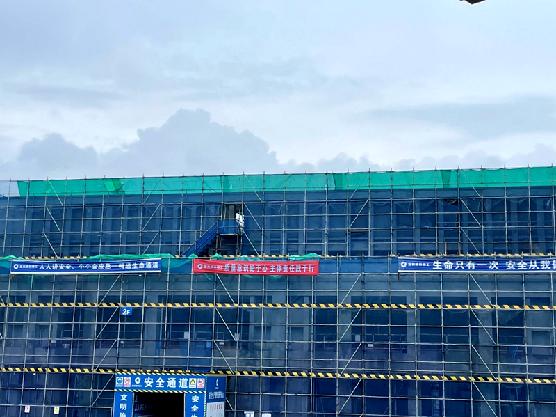 建投建工?；肪仍仨?xiàng)目為在建大樓“穿雨披”保安質(zhì)促進(jìn)度 (2).png