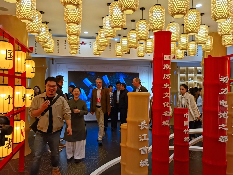 沉浸試體驗，國際園藝生產者協(xié)會到宜賓展園評比打分 (3).jpg
