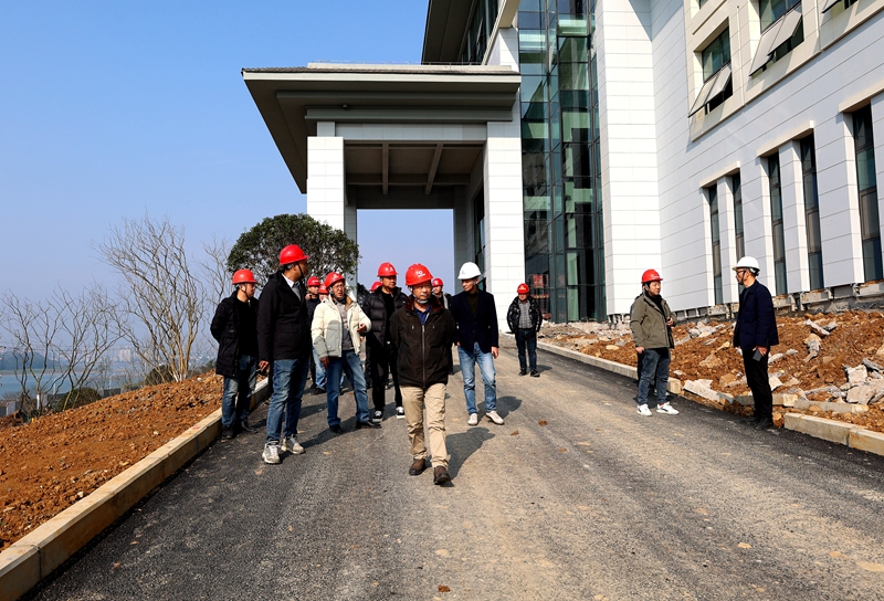 建投建工到白酒中心（一期）項目開展節(jié)后復工復產工作督查 (2).JPG
